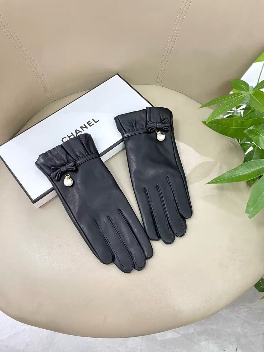 CHANEL Black Leather Pearl & Bow Detail Touchscreen Winter Gloves